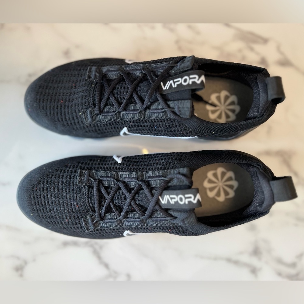 Nike Black and White Women's Sneakers - Picture 9 of 14